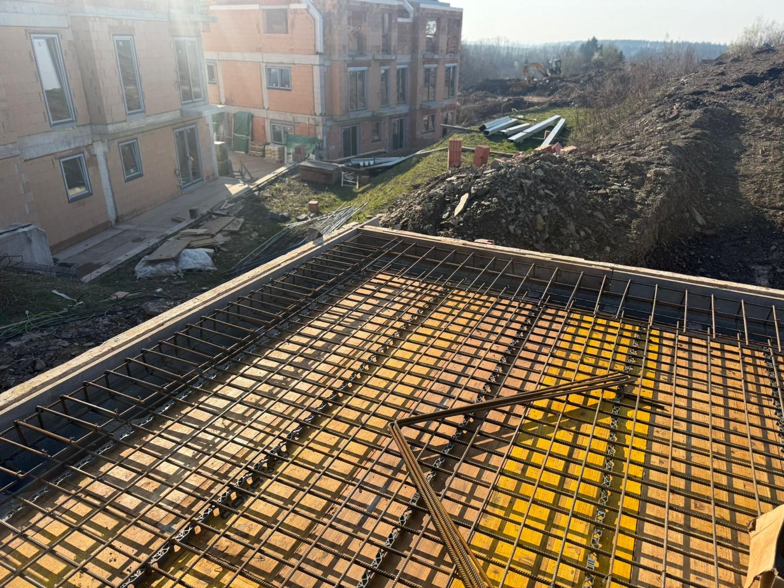 Vyarmovaná deska připravená k betonáži
